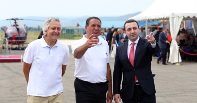 Prime Minister Irakli Gharibashvili and Amiran Manjavidze (at the centre of the photo) in Natakhtari, 2014
